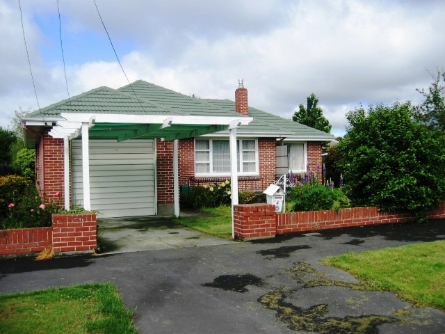 Spacious Three/Four Bedroom Fully Furnished House Picture 1