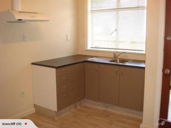 Sunny Two Bedroom Modernised Flat Picture