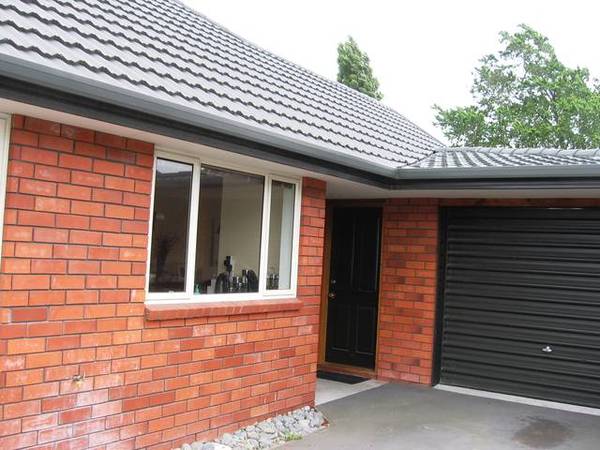 Three Bedroom Townhose - One Week Rent Free!!!! Picture 1