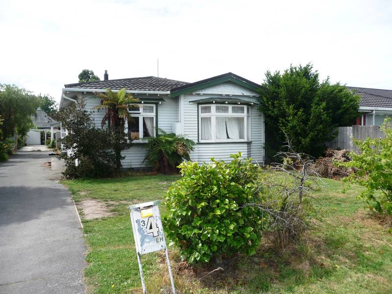 Three Bedroom House Handy to Westfield Mall Picture 2