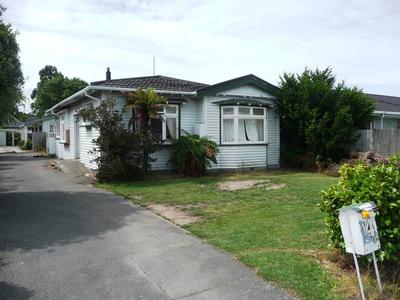 Three Bedroom House Handy to Westfield Mall Picture