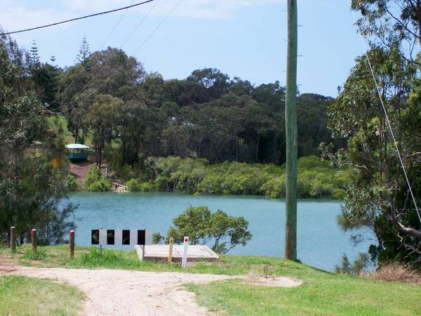 Beautiful water views you can't loose and water access too Picture 2