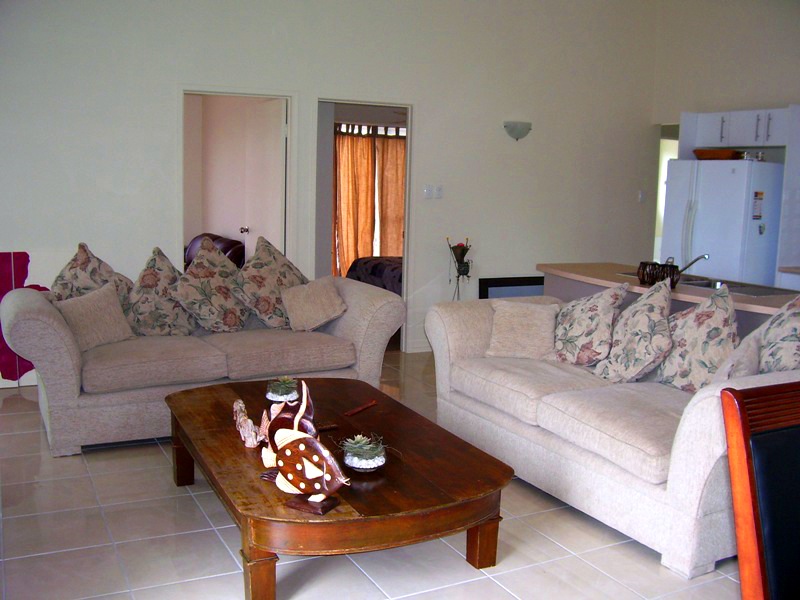 5 MINUTES WALK TO JETTY Picture 3