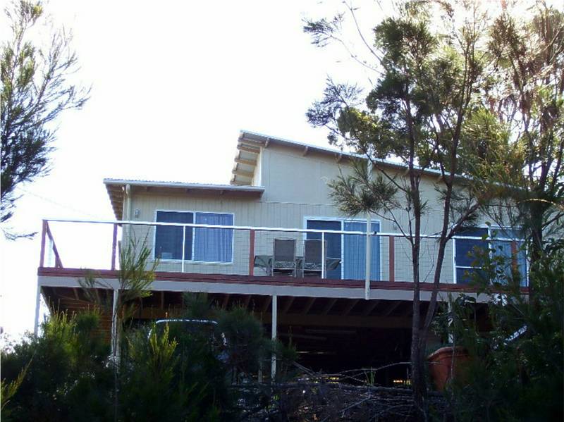 5 MINUTES WALK TO JETTY Picture 1