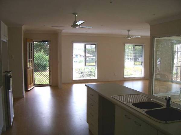 WALK TO SCHOOL & SHOPS Picture WALK TO SCHOOL & SHOPS Picture