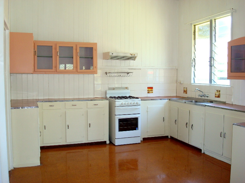 WALK TO SCHOOL & SHOPS Picture 3