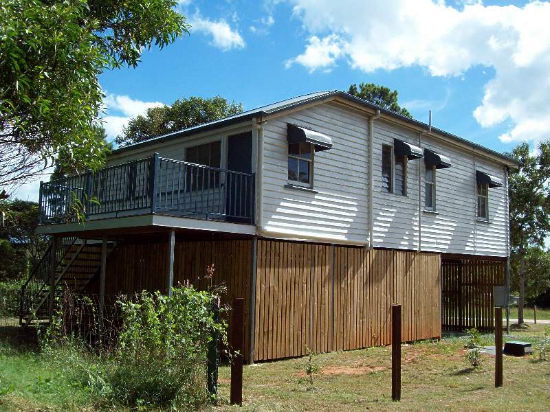 WALK TO SCHOOL & SHOPS Picture 2