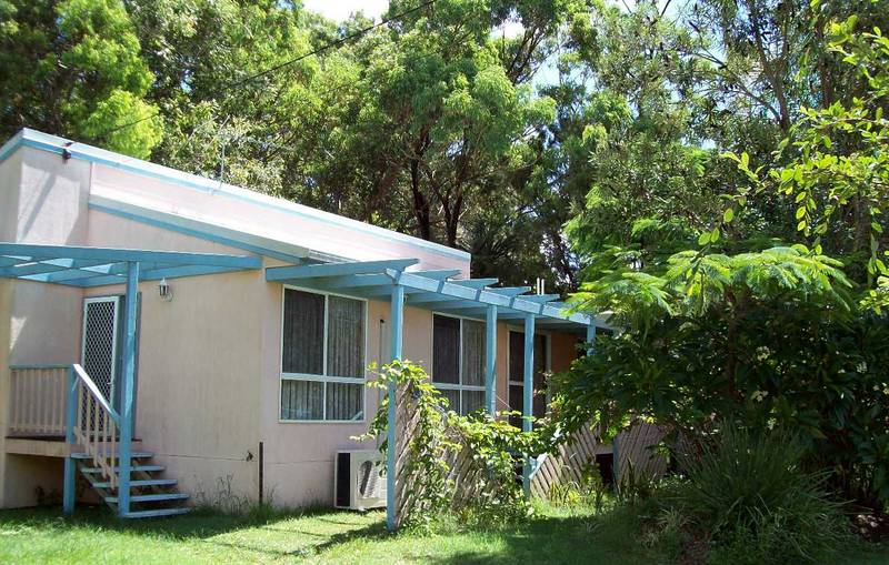 Walk to School & Shops Picture 1