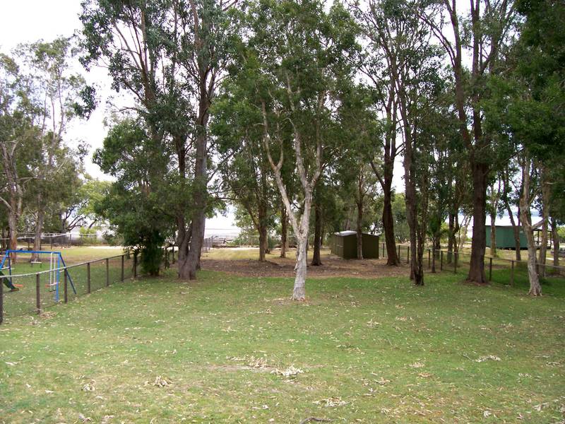 WATERFRONT - FULLY FURNISHED Picture 3