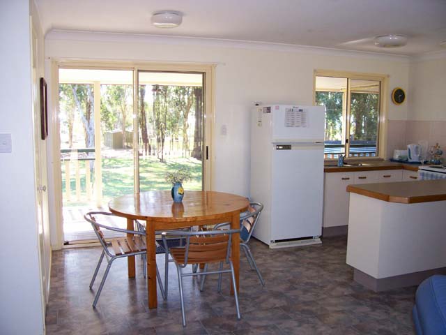 WATERFRONT - FULLY FURNISHED Picture 2