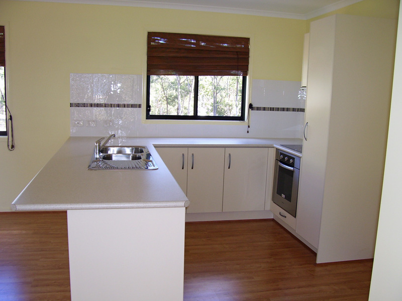 NEAR NEW FAMILY HOME Picture 3