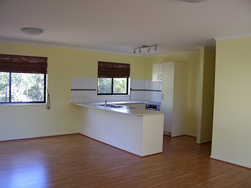 NEAR NEW FAMILY HOME Picture 2