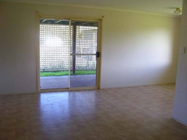 WALK TO SCHOOL, SHOPS & JETTY Picture 2