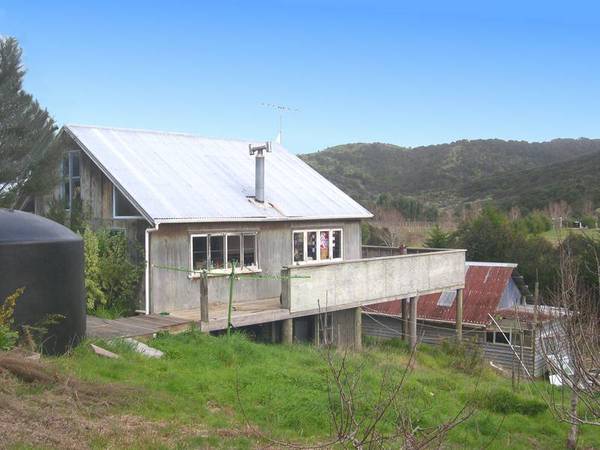 PICTURESQUE AND HISTORICAL TE MATUKU BAY Picture 2