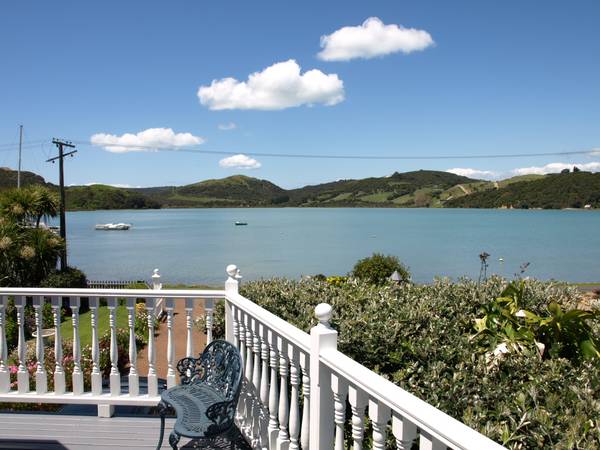 SERENE WATERFRONT Picture 1