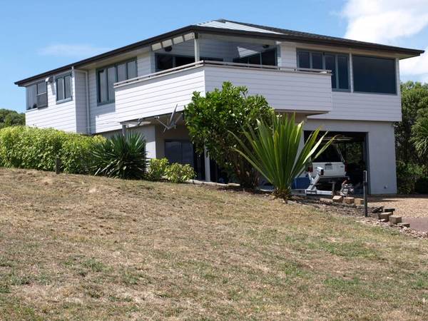 SPACIOUS FAMILY HOME Picture 1