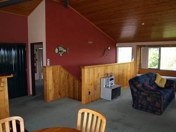 SPACIOUS FAMILY HOME Picture 2