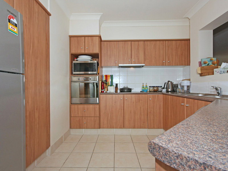 Bright Spacious Living Picture 3