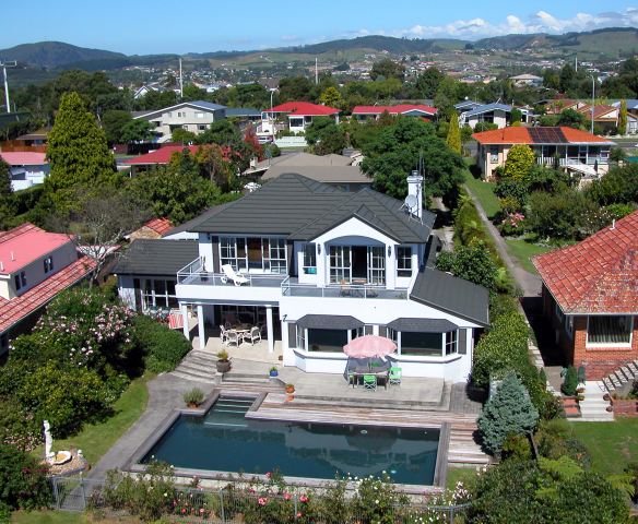 ABSOLUTE WATERFRONT WITH CITY VIEWS Picture 1