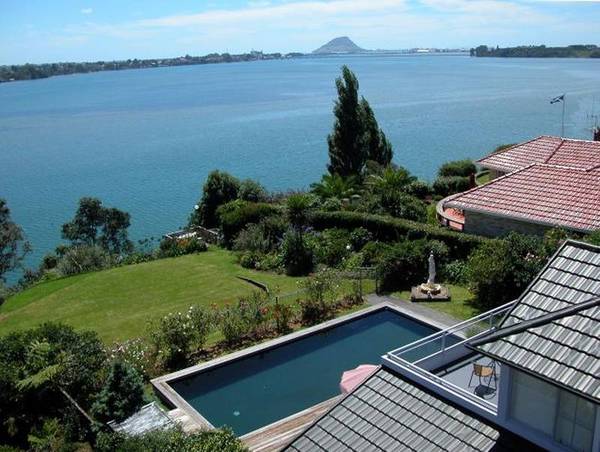 ABSOLUTE WATERFRONT WITH CITY VIEWS Picture 3