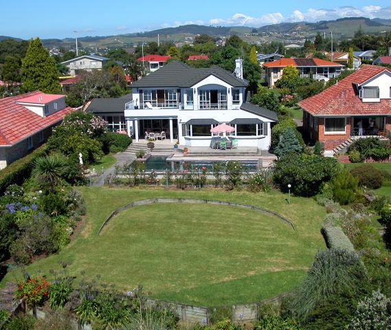 ABSOLUTE WATERFRONT WITH CITY VIEWS Picture 2