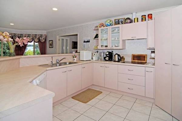 ENVIABLE LIFESTYLE WITH INCOME Picture 3