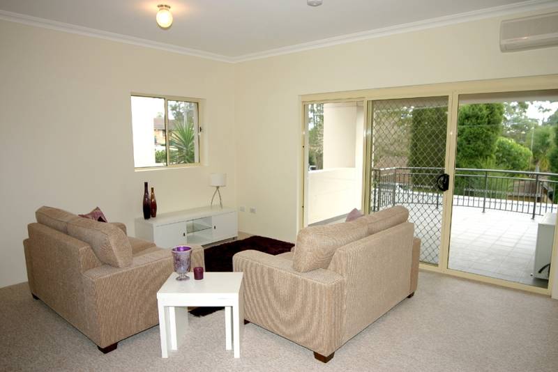 ATTENTION OVER 55s - SINGLE LEVEL LIVING! Picture 3