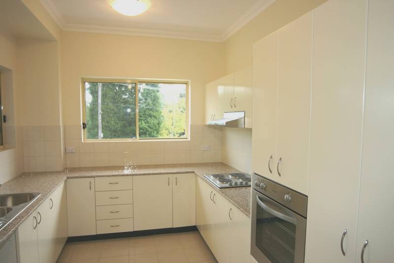 ATTENTION OVER 55s - SINGLE LEVEL LIVING! Picture 2