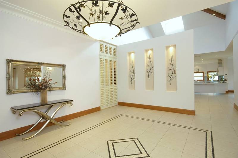 MODERN MEETS CLASSICAL ELEGANCE Picture 2