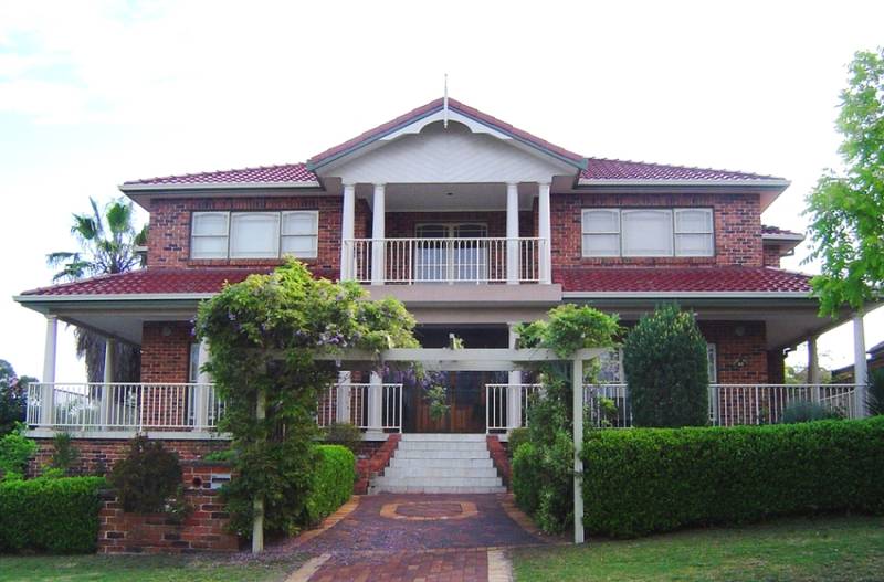 SPACIOUS AND LIGHT-FILLED Picture 1