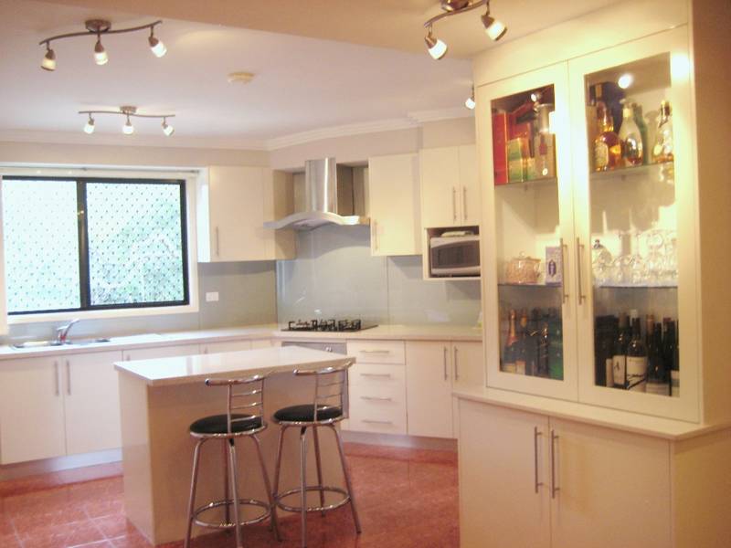 LARGE FAMILY HOME! Picture 2