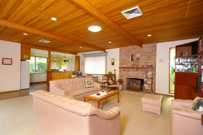 OPEN SPACIOUS SINGLE LEVEL Picture 3