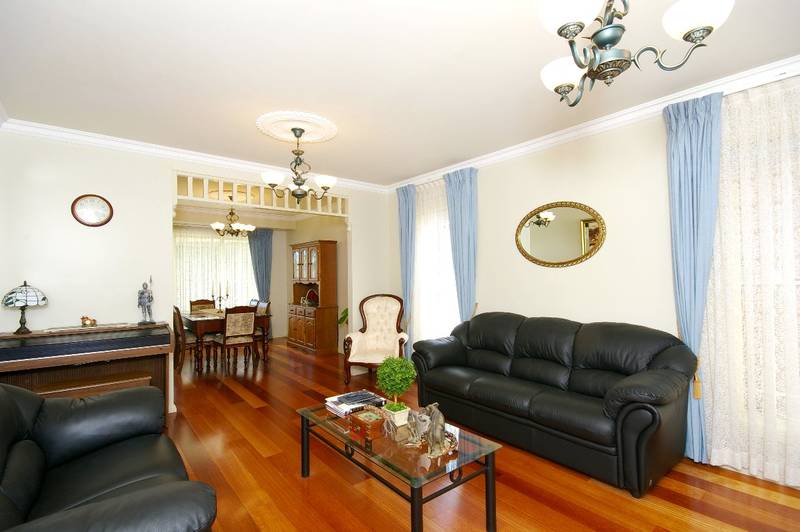 FAMILY HOME - QUIET STREET Picture 3