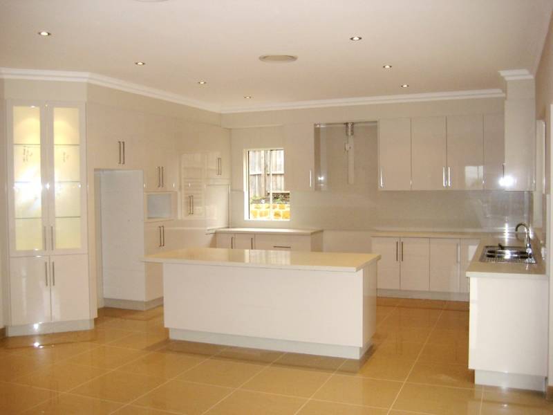 BRAND NEW EXECUTIVE HOME Picture 3