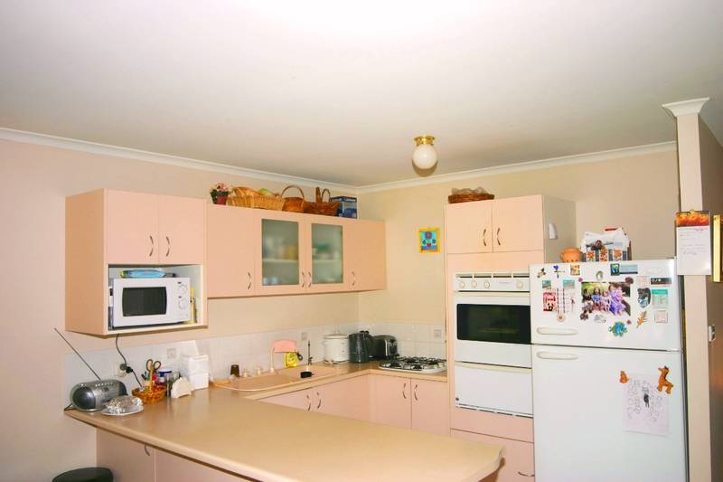 RARE SINGLE LEVEL VILLA Picture 2