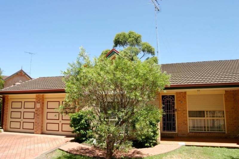 RARE SINGLE LEVEL VILLA Picture 1