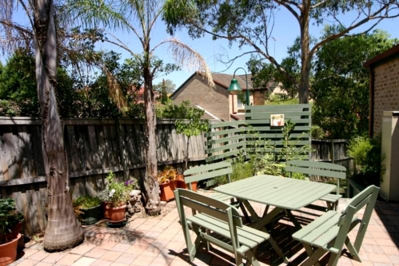 RARE SINGLE LEVEL VILLA Picture 3