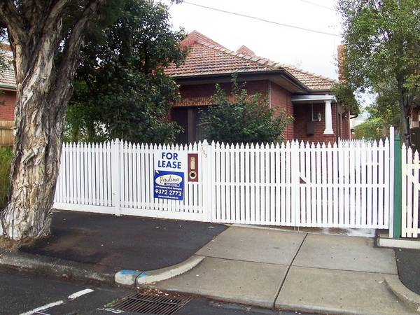 Solid brick & masonette art deco home. Picture 1