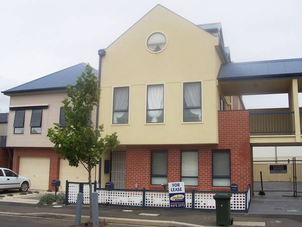 Executive style townhouse. Picture 1