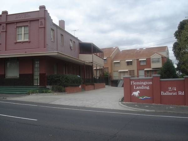 Spectacular River and Racecourse Views. Picture 1