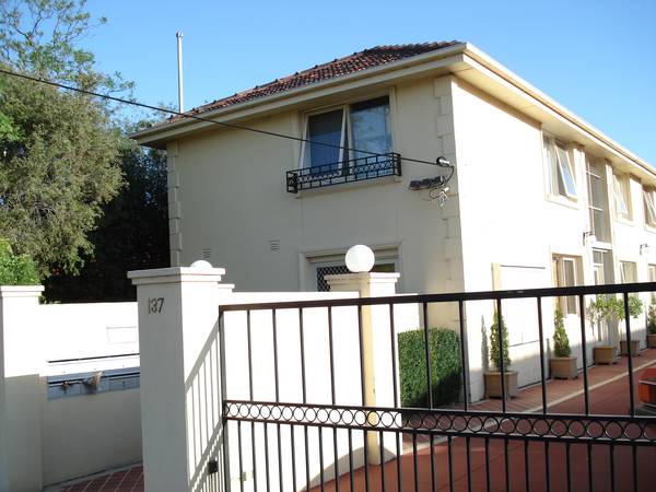 ENTERTAIN FRIENDS IN YOUR PRIVATE COURTYARD Picture 1