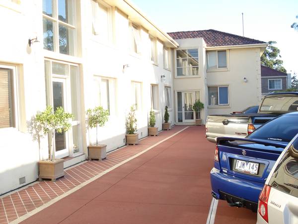 ENTERTAIN FRIENDS IN YOUR PRIVATE COURTYARD Picture 2