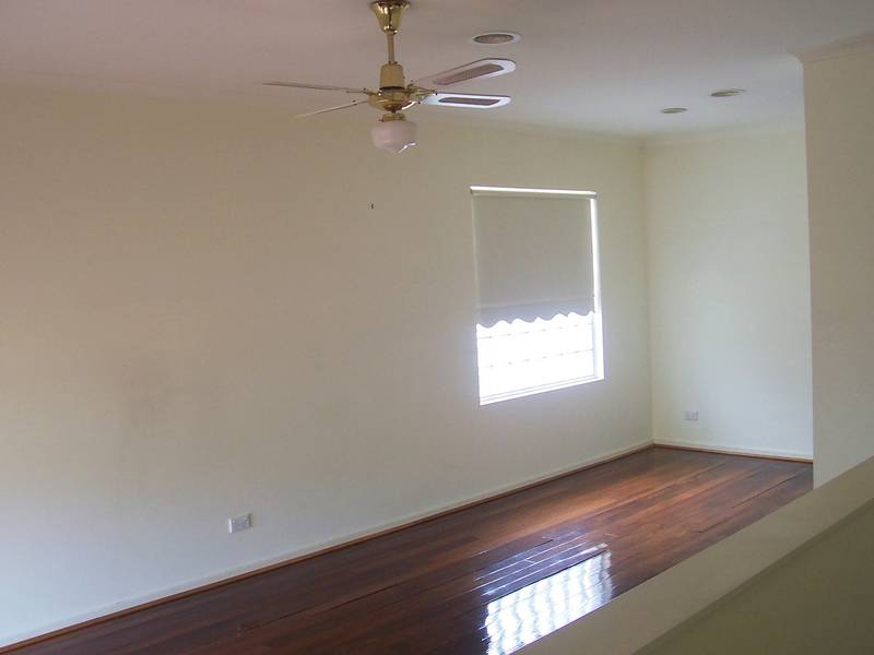 IMMACULATE WELL PRESENTED MODERN DOUBLE STOREY TOWNHOUSE. Picture 2