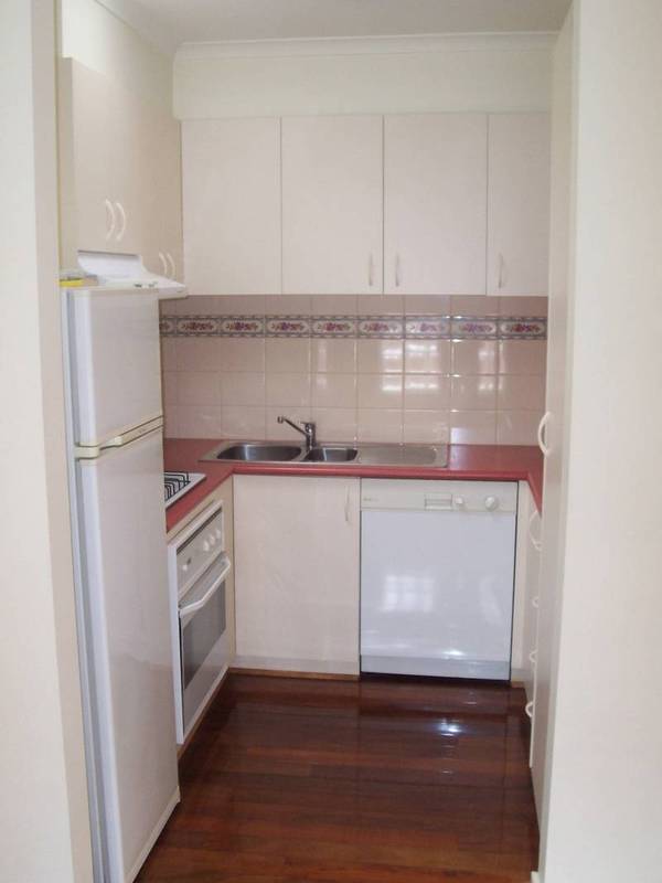 IMMACULATE WELL PRESENTED MODERN DOUBLE STOREY TOWNHOUSE. Picture 3