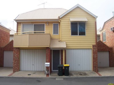 IMMACULATE WELL PRESENTED MODERN DOUBLE STOREY TOWNHOUSE. Picture