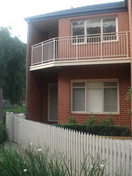 WELL MAINTAINED DOUBLE STOREY TOWNHOUSE Picture 1