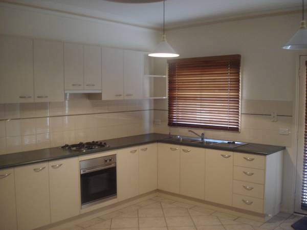 WELL MAINTAINED DOUBLE STOREY TOWNHOUSE Picture 2