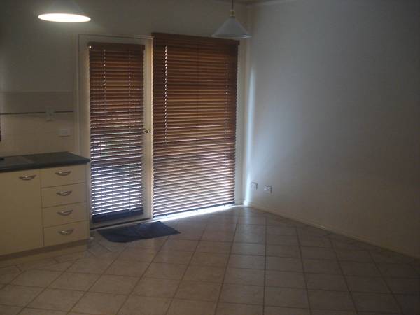 WELL MAINTAINED DOUBLE STOREY TOWNHOUSE Picture 3