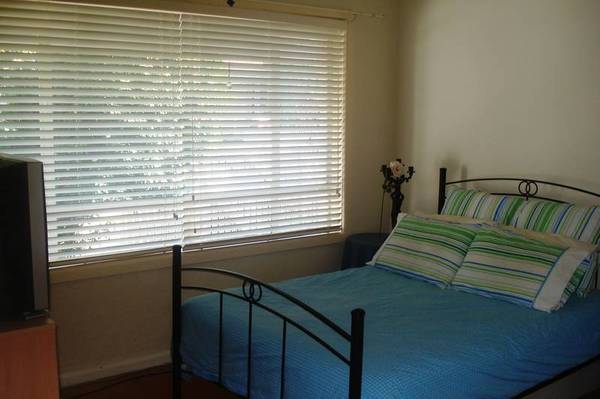 WALK TO KENSINGTON STATION & VILLAGE. Picture 3