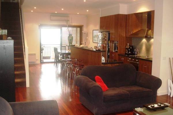 EXECUTIVE STYLE TRI-LEVEL HOME Picture 2